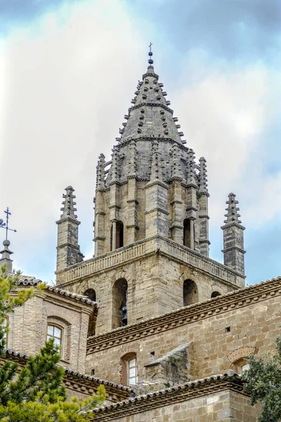Templom késő tizenhatodik században a falu Loarre Aragon Huesca, Spanyolország-ben épült késő gótikus épület a San Esteban harangtorony — Stock Fotó