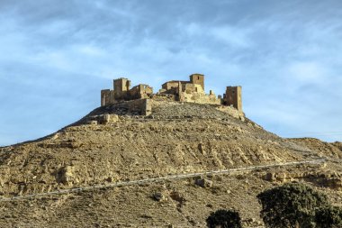 Montearagon gün batımı Huesca İspanya adlı bir kale kalıntıları