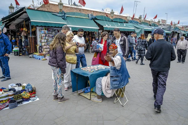 Mercado bereber en los zocos de Marrakech, Marruecos — Foto de Stock