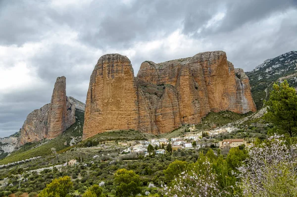 Mallos De Riglos są malownicze skały w Huesca, Hiszpania — Zdjęcie stockowe