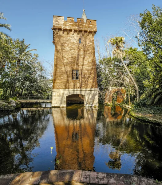 Замок на берегу озера в парке Can Soley Badalona, Барселона, Испания — стоковое фото