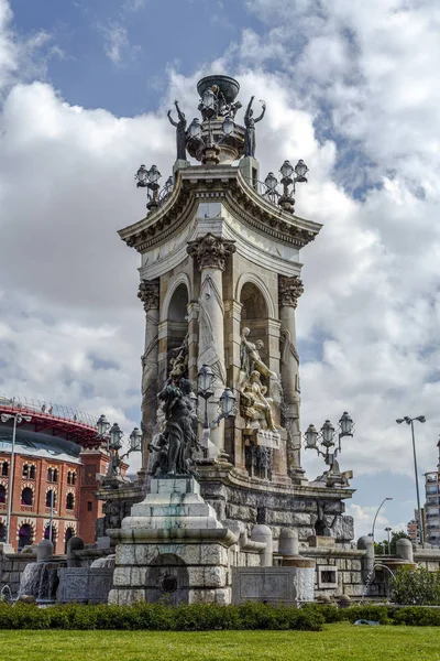 Statuen und Brunnen an der Plaza de espana in Barcelona Spanien — Stockfoto