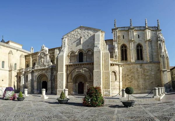 Iglesia Colegiata de San Isidoro — Foto de Stock