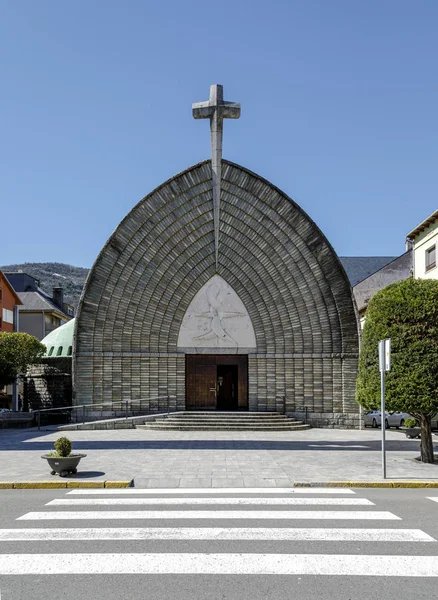 Neue Kirche der Pfarrei Übernahme des Pont de Suert, Spanien — Stockfoto