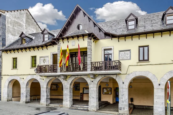 Městská rada Viella Mitg Aran. Španělská obec provincie Lleida, Španělsko — Stock fotografie