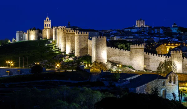 Muren van avila Spanje, nacht — Stockfoto