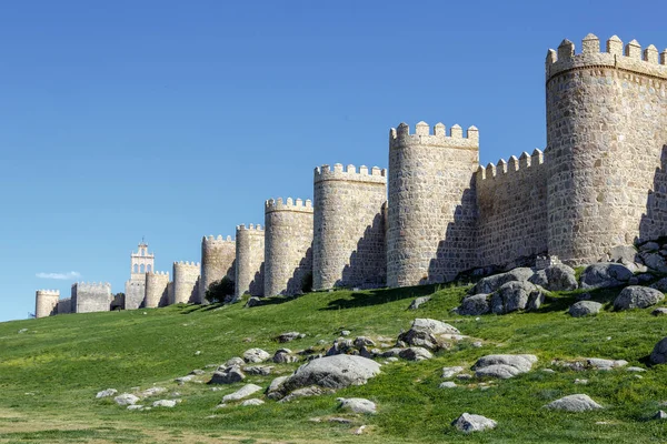 Schilderachtige middeleeuwse stadsmuren van avila — Stockfoto