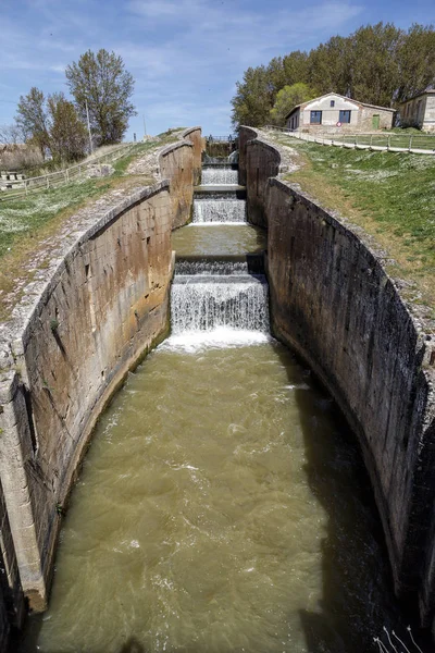 Kanaal castilla sluizen in fromista — Stockfoto