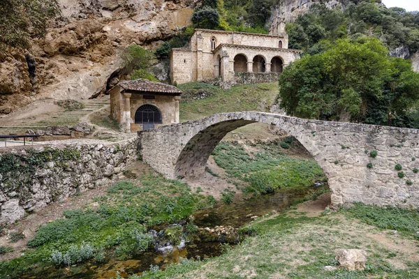 Church road, Tobera, Burgos kenarındaki