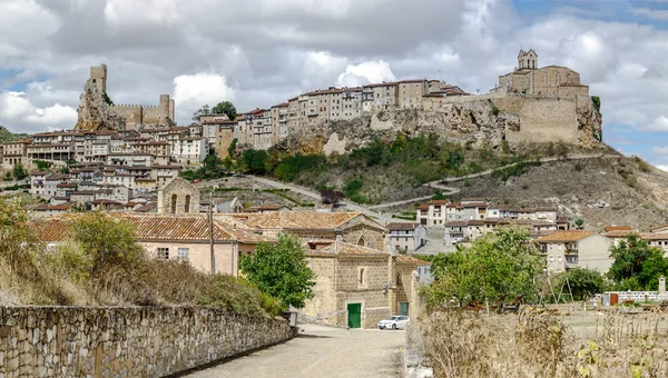 城市的弗里亚斯萨拉曼卡，西班牙的城堡 — 图库照片