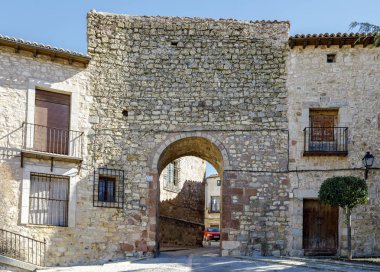 Kapı büyük Portal duvardaki SIGUENZA, İspanya
