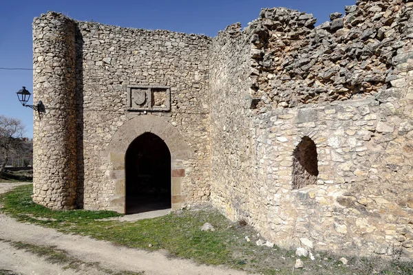 Porte de la montagne dans la muraille médiévale de Palazuelos, Espagne — Photo