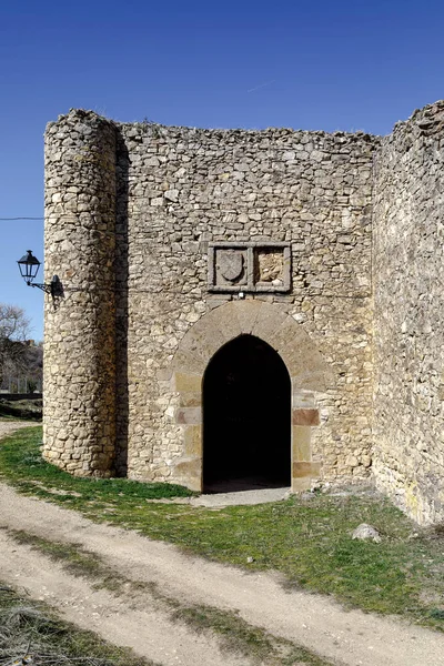 Utfärda utegångsförbud för av berg i den medeltida mur av Palazuelos, Spanien — Stockfoto