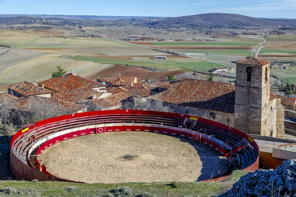 Bullring ao lado da Igreja da Santíssima Trindade e uma vista sobre a cidade de Atienza, Espanha — Fotografia de Stock