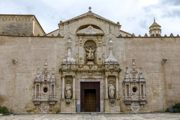 圣玛丽亚 de 波夫莱特修道院教堂入口门户的修道院 — 图库照片