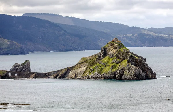 Kapelle San Juan de Gazteluatxe befindet sich auf einer felsigen Halbinsel im Baskenland, Spanien. — Stockfoto