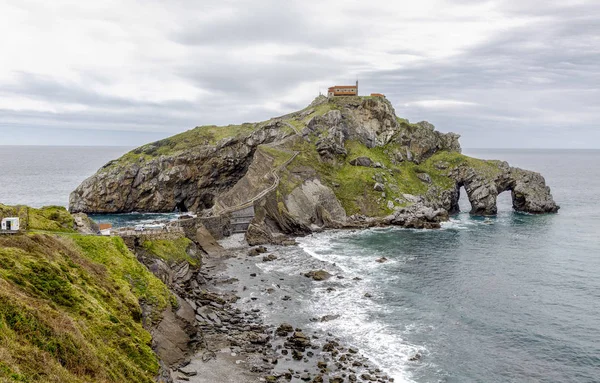 スペイン、バスクの岩が多い半島に位置するチャペルのサン ・ フアン ・ デ ・ Gazteluatxe. — ストック写真