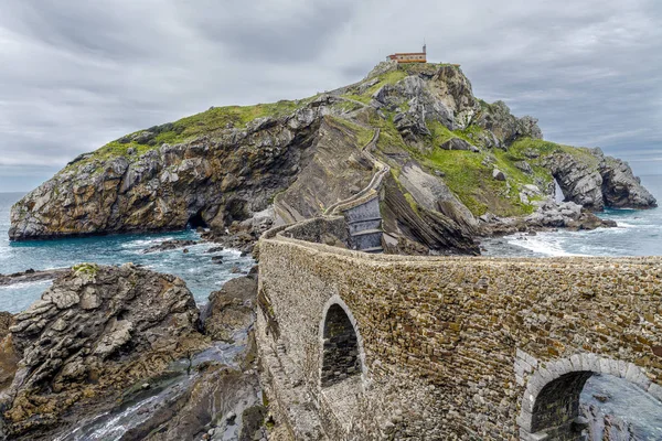 Capela San Juan de Gazteluatxe localizada em uma península rochosa no País Basco, Espanha . — Fotografia de Stock