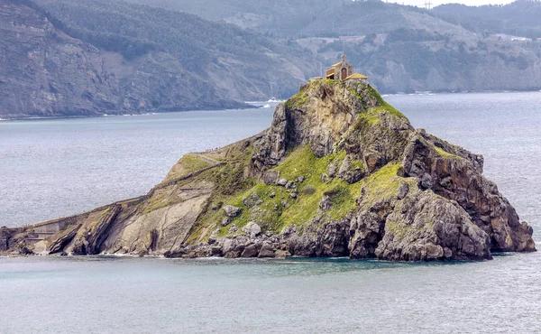 Kapelle San Juan de Gazteluatxe befindet sich auf einer felsigen Halbinsel im Baskenland, Spanien. — Stockfoto