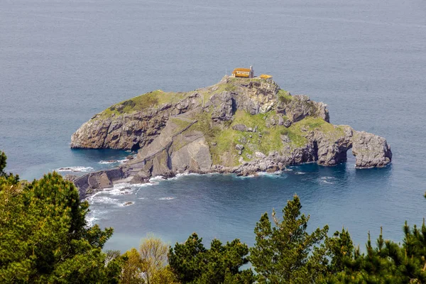 Chapel San Juan de Gazteluatxe located on a rocky peninsula in Basque country, Spain. — Stock Photo, Image