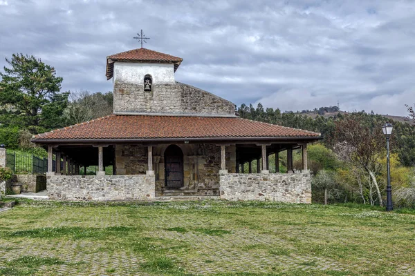 Poustevny San Pelayo (San Pelaio baseliza) v Baquio (Vizcaya, Španělsko) — Stock fotografie