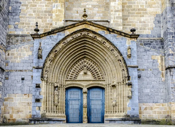 Iglesia Santa Maria en Gernika, ciudad histórica de la provincia de Vizcaya (Bizkaya) . — Foto de Stock