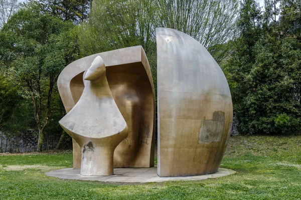 Sculpture by Henry Moore "Large Figure in a shelter" Gernika Spain — Stock Photo, Image