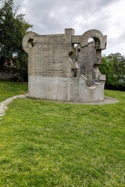 Eduardo Chillida heykel, iş Gure aitaren etxea (La casa de mustro padre), Gernika