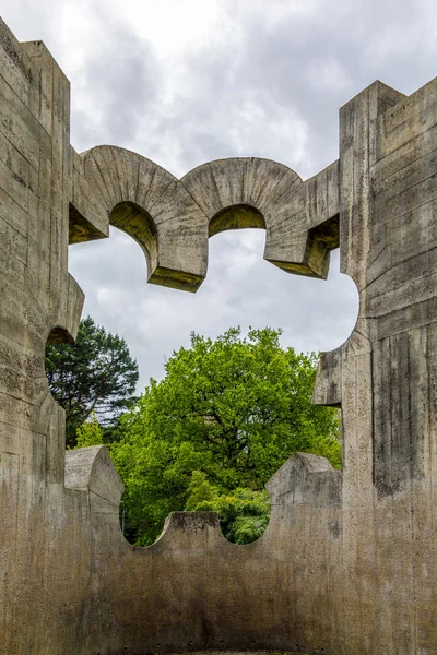 Escultura de Eduardo Chillida, obra Gure aitaren etxea (La casa de mustro padre), Gernika —  Fotos de Stock