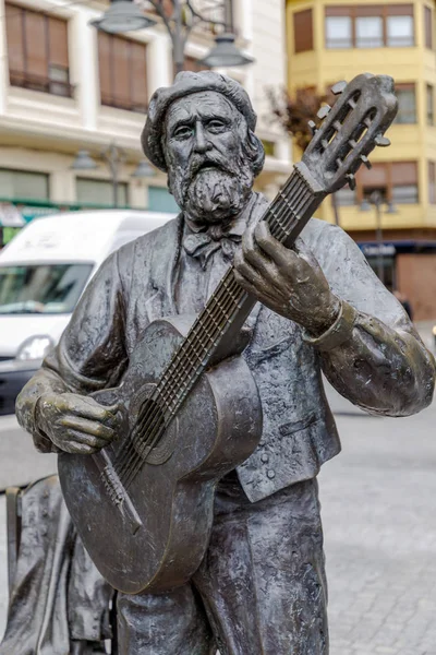 Памятник Хосе Марии Ипаррагирре, гитаристу в Гернике, Испания — стоковое фото
