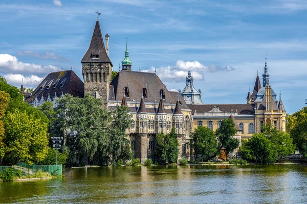 Budapest, Hungría: La famosa atracción turística Castillo de Vajdahunyad también conocido como el castillo Dracular . —  Fotos de Stock