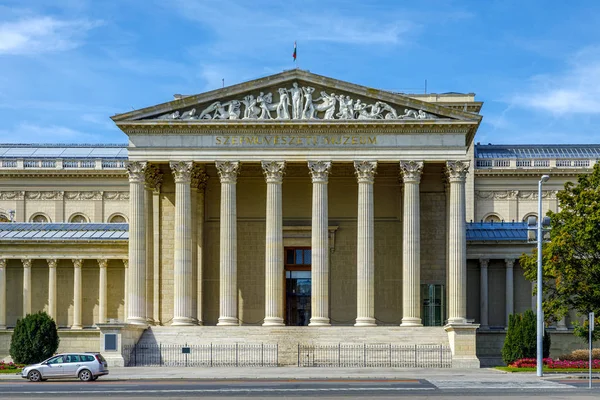 Museo di Belle Arti in Piazza degli Eroi — Foto Stock