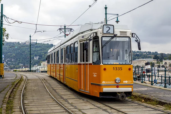 Numer tramwaju. 2 porusza się wzdłuż Dunaju w pobliżu Petofi ter. Budapeszt — Zdjęcie stockowe