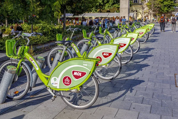 Tour électrique de location de vélos dans les rues de la ville — Photo