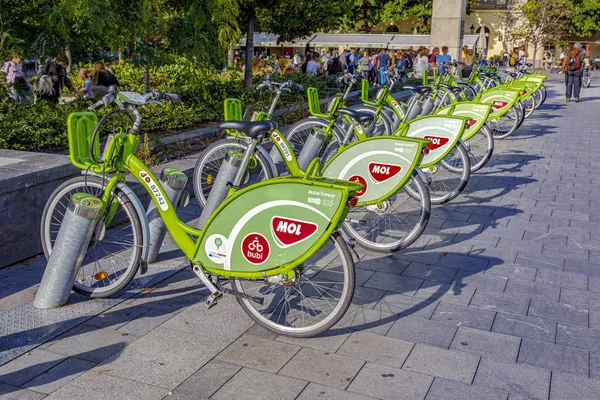 Elektrische fietstoren in de straten van de stad — Stockfoto