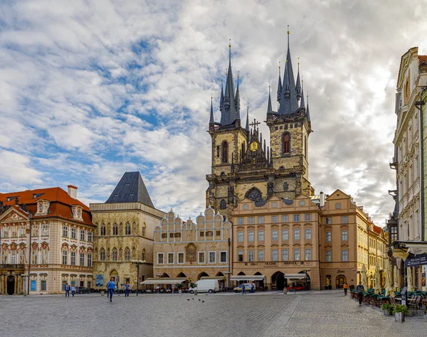 Plaza del casco antiguo, ayuntamiento e iglesia de Tyn en Praga . —  Fotos de Stock