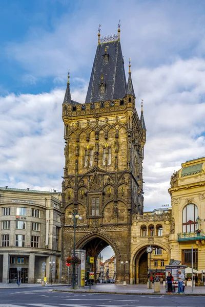 Powder Tower puerta de la ciudad gótica medieval en Praga, República Checa —  Fotos de Stock