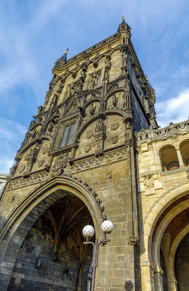 Powder Tower middeleeuwse gotische stadspoort in Praag, Tsjechië — Stockfoto