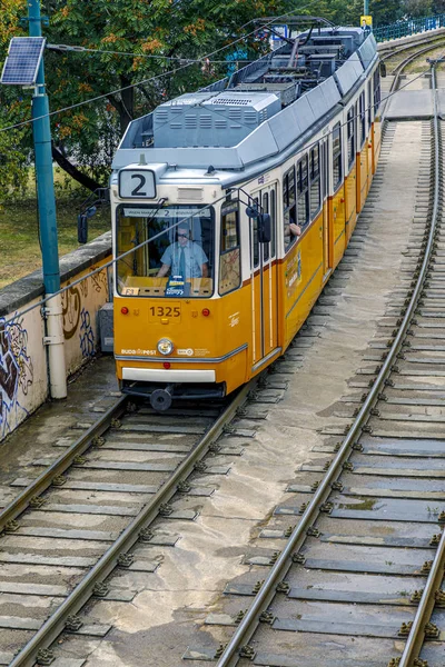 Numer tramwaju. 2 porusza się wzdłuż Dunaju w pobliżu Petofi ter. Budapeszt — Zdjęcie stockowe