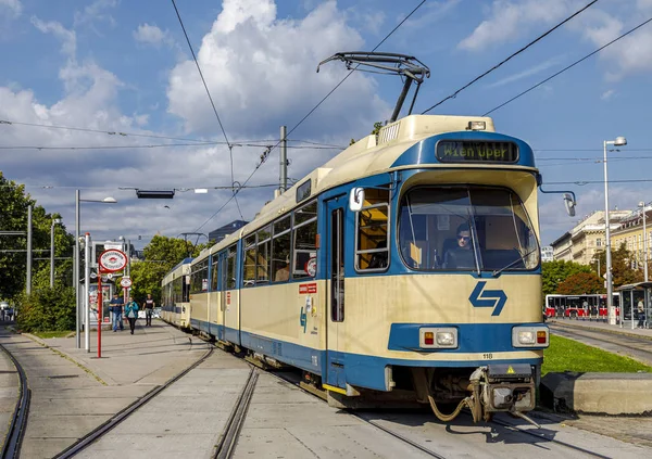 Viyana 'daki eski kırmızı tramvay. — Stok fotoğraf