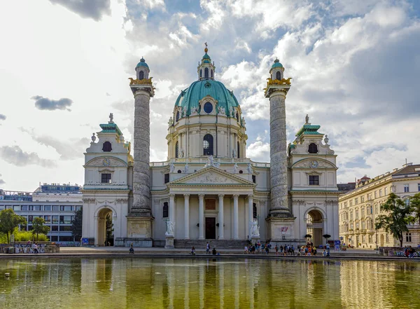 De kerk van St. Charles Borromeo. Op het Karlsplatz plein — Stockfoto