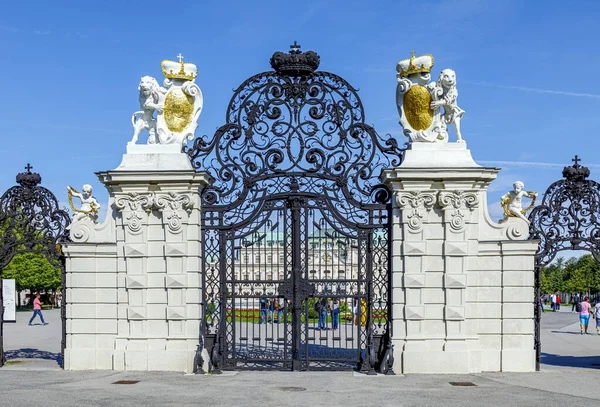 Bejárati kapu a Belvedere palota felső részébe. Bécs, Ausztria — Stock Fotó