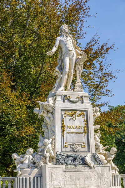 Monumento a Wolfgang Mozart en Viena . —  Fotos de Stock