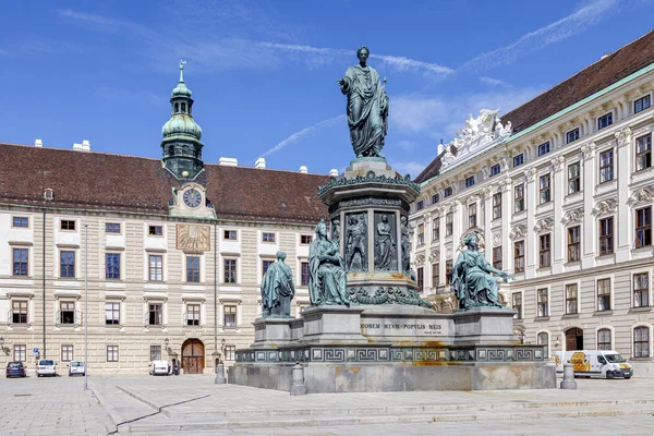 Bronzová socha římského císaře Františka na vnitřním nádvoří Hofburgského paláce ve Vídni — Stock fotografie