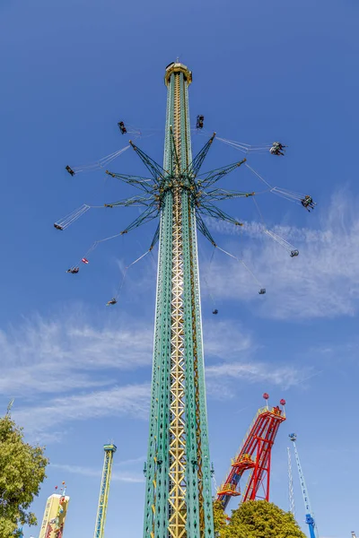 垂直スイングプレーター遊園地 — ストック写真