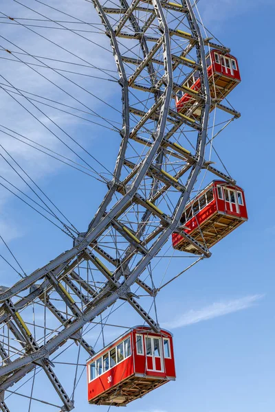 観覧車はウィーンのランドマークの一つです。. — ストック写真