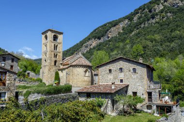 Saint Cristofol Kilisesi (12. yüzyıl) La Garrotxa Katalonya İspanya 'nın babası