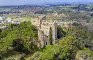 Castle Rock, İspanya 'nın Barcelona ili' nin La Roca de Valles kasabasında yer almaktadır. 1030 yılında muhafaza edilen belgelerde ilk kez yer almaktadır. Hava görünümü