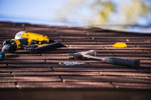 Primer plano de la vieja herramienta de reparación de cubiertas de goma en él. Equipo, Marco de construcción, Techo, Azulejo de techo, Casa — Foto de Stock