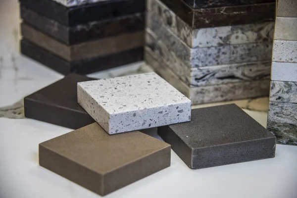 Küchenarbeitsplatten Farbmuster aus Granit, Marmor und Quarz Stockbild